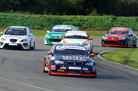 Emmet O'Brien har masser af hastighed i sin BMW, men har manglet lidt race craft. Det skal blive anderledes i DTC-finalen.